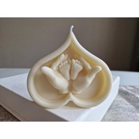 Babykerze I Babyfüße Kerze Zur Geburt Rapswachs Handgefertigt Vegan Dekokerze Geschenk Hände Im Herz Design Ästhetik von happycandleberlin