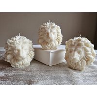 Große Löwenkerze I Löwenkopf Rapswachs Löwenmähne Handgefertigt Vegan Dekokerze Wohndeko Geschenk Zodiac Gifts Lion von happycandleberlin