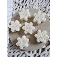 Kerze Schneeflocke I Weihnachtskerze Winterkerze Deko Festliche Rapswachs Weihnachten Weihnachtsgeschenk Schnee von happycandleberlin