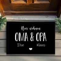 Personalisierte Fußmatte "Hier Wohnen Oma & Opa" - Individuell Gestaltbar Mit Namen, Für Innen- Und Außenbereich, Perfektes Geschenk von happymuggermany