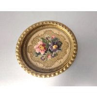 Vintage Kleines Petit Point Tablett Nadelspitze Messing Glas Top 1950Er Jahre Deutschland Durchmesser 12 cm Geschenk von hard2findstuff