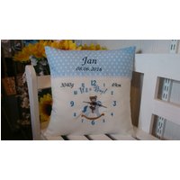 Kissen Mit Namen Zur Geburt | Teddy Schaukelpferd in Uhr Blau Kissen Mit Namen Zur Geburt | Teddy Schaukelpferd in Uhr Blau von harzstickerei