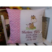Kissen Mit Namen Zur Geburt Namenskissen | Giraffe Rosa von harzstickerei