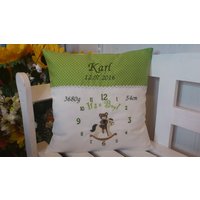 Kissen Mit Namen Zur Geburt | Teddy Schaukelpferd in Uhr Grün Kissen Mit Namen Zur Geburt | Teddy Schaukelpferd in Uhr Grün von harzstickerei