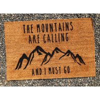 Berge Rufen | Türmatte Hütte Bergdeko Geschenk Zur Wohnungserwärmung Berge Rufen | Türmatte Hütte Bergdeko Geschenk Zur Wohnungserwärmung von hayilybeedesigns