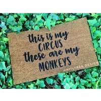 Dies Ist Mein Zirkus Dies Sind Meine Affen Türmatte | Lustiges Geschenk Zur Wohnungserwärmung von hayilybeedesigns