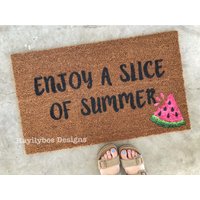 Genieße Eine Scheibe Sommer | Wassermelonen Türmatte Obst Sommerzeit Genieße Eine Scheibe Sommer | Wassermelonen Türmatte Obst Sommerzeit von hayilybeedesigns