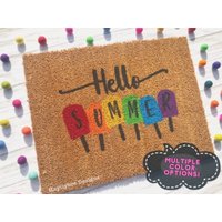 Hello Summer | Popsicle Türmatte Sommerzeit Niedliche Regenbogen Vorderpornmatte Hello Summer | Popsicle Türmatte Sommerzeit Niedliche Regenbogen Vorderpornmatte von hayilybeedesigns