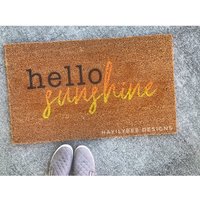 Hello Sunshine | Türmatte Geschenk Zur Wohnungserwärmung Vorderpornmatte von hayilybeedesigns