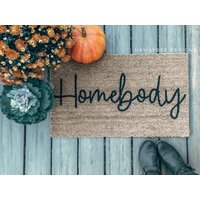 Homebody Türmatte | Let Es Be Homebodies Moderne Geschenk Zur Wohnungserwärmung Homebody Türmatte | Let Es Be Homebodies Moderne Geschenk Zur Wohnungserwärmung von hayilybeedesigns