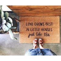 Liebe Wächst Am Besten in Kleinen Häusern | Bauernhaus Türmatte Niedliche Geschenk Zur Wohnungserwärmung von hayilybeedesigns