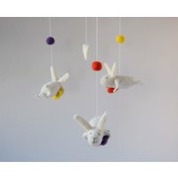 Buntes Häschen Mobile, Kinderzimmer Baby Krippen Mobile, Weißes Mobile von healoom