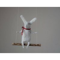 Weißer Hase Auf Schaukel, Gefilzt Tier Bunny Mobile, Babybett Nursery Decor von healoom