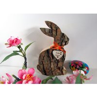 Osterhase Aufrecht Sitzend/Rindenholz Hase Holz Osterdeko Versch. Größen Mit 2 Unterschiedlichen Dekorativen Seiten von hebraHolzGeschenke