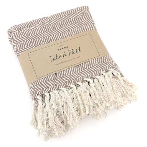 heimtexland ® Hochwertige Strick Kuscheldecke Fransen Tagesdecke Wohndecke Boho Wolldecke 100% Baumwolle Sofadecke 180x130 weich warm Strickdecke Natur Typ912 Chevron Taupe - 1 Stück von heimtexland