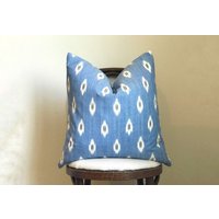 Chambray Denim Blue Indigo Ikat Southwest Farmhouse Coastal Boho Rustikal Modern Accent Kissenbezug Dekokissen 18x18 20x20 22x22 von heirloomhomedesign