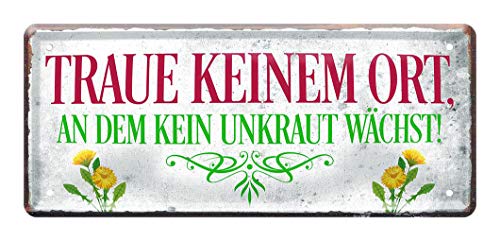 Traue keinem Ort - Retro Deko Metallschild mit lustigen Spruch - witziges Blechschild für Pflanzen und Gartenfreunde - Willkommens Schild für Hauseingang Tür Flur - Gartendeko Geschenk - 28x12cm von helges-shop