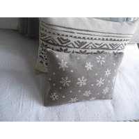 Exklusiver Handgedruckter Kissenbezug Mit Steinschneeflocke von helkatdesign
