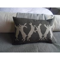 Hand Gedruckt Reversible Kleine Box Hasen Kissenbezug von helkatdesign