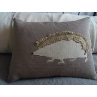 Handbedruckt Und Appliqued Elvis Der Igel Kissenbezug von helkatdesign