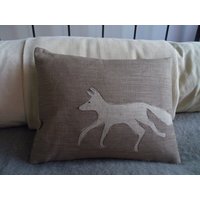 Handbedruckter Nerz Kleiner Fuchs Kissenbezug von helkatdesign