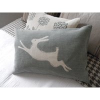 Handbedruckter Salbeiblatt Blauer Springender Hase Kissenbezug von helkatdesign