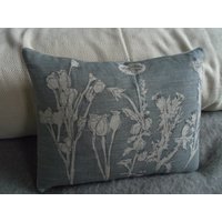 Handbedruckter Und Genähter Kissenbezug Mit Einer Sanften Blauen Wiese von helkatdesign