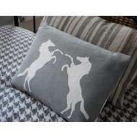 "Handbedrucktes Kissen "Pferde" in Regenwolke Grau Und Elfenbein" von helkatdesign