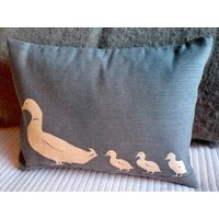 Handgedruckter Blassblauer Entenfamilie Kissenbezug von helkatdesign