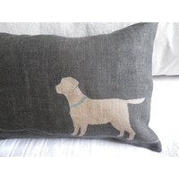 Handgedruckter Lachsfarbener Labrador-Kissenbezug von helkatdesign
