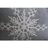Handgedrucktes Kissen Mit Einer Großen Grauen Schneeflocke von helkatdesign