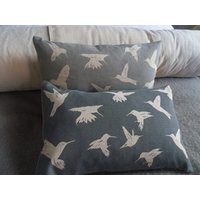 Handgedrucktes Kissen Mit Eisvogel Motiv von helkatdesign
