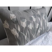 Handgedrucktes Kissen Mit Tulpenmotiv von helkatdesign