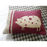 Handgedrucktes Rustikales Kissen Mit Himbeerfarbenem Schweinchen Handgedrucktes Rustikales Kissen Mit Himbeerfarbenem Schweinchen von helkatdesign
