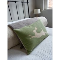 Kissenhülle Mit Apfelgrünem Handgedruckten Springenden Hasen von helkatdesign