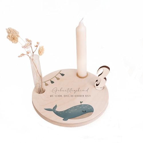 Geburtstagsteller aus Holz mit Kerzenhalter, Vase & Jahres Zahlen - Geburtstagsdeko Kindergeburtstag - 1. Geburtstag Baby & Kinder Geschenk - ⌀16 cm x 12mm - hellomini (Wal - ohne Name) von hellomini