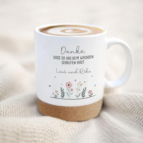 Personalisierte Tasse mit Korkboden & Deckel – Abschied Lehrer Erzieherin – Geschenk mit Namen & Motiv – Optional mit Holztablett „Dankeschön“ (Danke, dass du uns beim Wachsen..) von hellomini