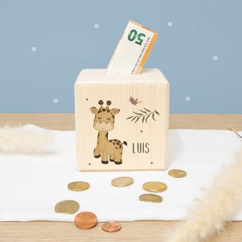 Spardose Personalisiert mit Namen aus Holz - 10x10cm Holzspardose - Geschenk zur Geburt, Geburtstag, Einschulung, Taufe - Sparschwein Aquarell Motiv für Jungen & Mädchen hellomini (Giraffe) von hellomini
