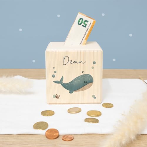 Spardose Personalisiert mit Namen aus Holz - 10x10cm Holzspardose - Geschenk zur Geburt, Geburtstag, Einschulung, Taufe - Sparschwein Aquarell Motiv für Jungen & Mädchen hellomini (Wal) von hellomini