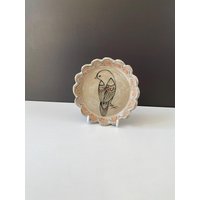 Ausgebogter Rand Mit Detail, Der Eine Vogelillustration Umrahmt Kleines Trinket Dish Ausgebogter Rand Mit Detail, Der Eine Vogelillustration Umrahmt Kleines Trinket Dish von helloshanstudio