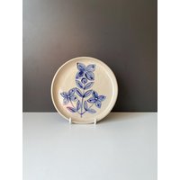 Handgemachter Teller Aus Steinzeug Blaues Blumenmuster, Mid-Century Folk Art Handgemachter Teller Aus Steinzeug Blaues Blumenmuster, Mid-Century Folk Art von helloshanstudio