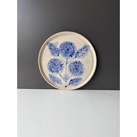 Handgemachter Teller Aus Steingut Blaue Blume, Mid-Century Folk Art Handgemachter Teller Aus Steingut Blaue Blume, Mid-Century Folk Art von helloshanstudio