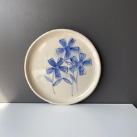 Handgemachter Teller Aus Steinzeug Blaues Blumenmuster, Mid-Century Folk Art Handgemachter Teller Aus Steinzeug Blaues Blumenmuster, Mid-Century Folk Art von helloshanstudio