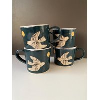 Dunkelblauer Vogel-Becher, Steingut, Rad Geworfen, Handgemaltes Design, Mitte Des Jahrhunderts Folk Inspiriert Dunkelblauer Vogel-Becher, Steingut, Rad Geworfen, Handgemaltes Design, Mitte Des Jahrhunderts Folk Inspiriert von helloshanstudio