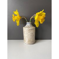 Gesprenkelte Blaue Und Weiße Vase Mit Blumenmuster von helloshanstudio