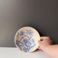 Handbemalte Blaue Blumen Keramikschale Weißer Steinzeugton von helloshanstudio