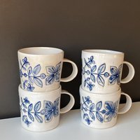 Handgemachte Steinzeug Blumen-Tasse Blaue Volkskunst Kaffeetasse von helloshanstudio