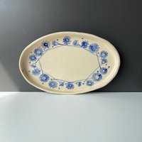 Oval Geformte Handgemachte Keramikschale, Kleine Servierplatte Mit Daisy Chain Design in Blau Oval Geformte Handgemachte Keramikschale, Kleine Servierplatte Mit Daisy Chain Design in Blau von helloshanstudio