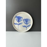 Handgetöpferter Porzellan Teller - Blaue Wanddekoration | 16.5 cm von helloshanstudio