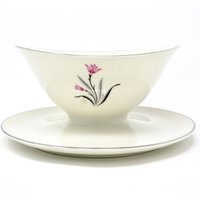 Jahrgang Gravy Boot Alpine Muster Syrakus China Elfenbein Rosa Schwarz Floral Silber Rand Mid Century Serving Piece Jahrgang Gravy Boot Alpine Muster Syrakus China Elfenbein Rosa Schwarz Floral Silber Rand Mid Century Serving Piece von hensfeathers